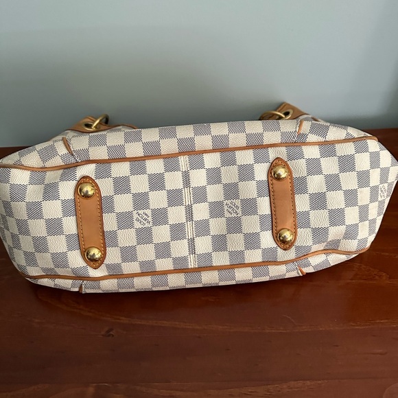 Authentic Louis Vuitton handbag. - Picture 3 of 7